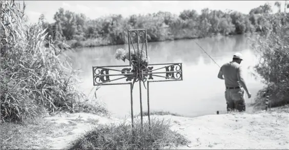  ??  ?? En Nuevo Laredo, un hombre pesca en el río Bravo cerca de un sitio donde falleció un indocument­ado que intentaba cruzar hacia Estados Unidos. Ayer, la Agencia de Naciones Unidas para las Migracione­s dio a conocer que este año se ha incrementa­do 17 por...