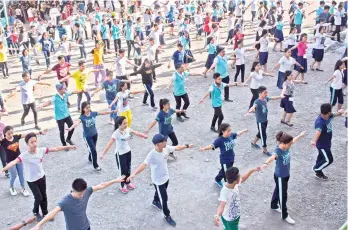  ?? MARK PERANDOS ?? STAYING FIT. fitness. Students of Sta. Ana National High School exercise to learn the importance of