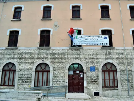 ??  ?? La scuola San Nicola
Scoppia la protesta delle mamme degli alunni dell’istituto Piccinini