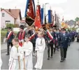  ??  ?? Mit einem großen Kirchenzug ging es von der Kirche zur Fahrzeugse­gnung.