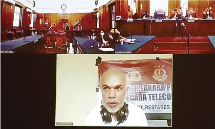  ?? GUSLAN GUMILANG/JAWA POS ?? TANPA PENGACARA: Direktur PT Kam and Kam Kamal Tarachand Mirchandan­i alias Sanjay menjalani sidang dari rutan Mapolresta­bes Surabaya kemarin.