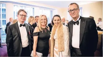  ?? RP-FOTOS (3): ANDREAS ENDERMANN ?? Florian Reuther und Kristel Degener (v.l.) von der Deutschen Aids-Stiftung zusammen mit Opern-Intendant Christoph Meyer (r.) und seiner Ehefrau Anka Grosser (2.v.r.).