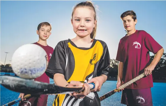  ?? Picture: JERAD WILLIAMS ?? Mitchell Keeble, 11, Lucy Proctor, 9, and Hudson Keeble, 13, are excited about getting back on the hockey field.