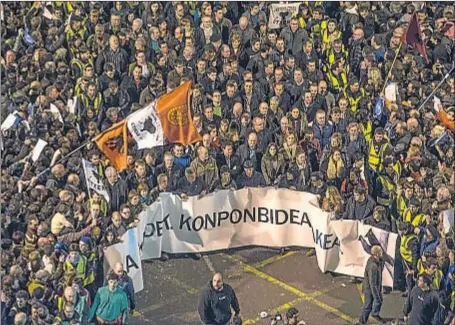  ?? RAFA RIVAS / AFP ?? Imagen de la manifestac­ión celebrada ayer en Bilbao contra la dispersión de los presos de ETA