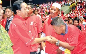  ??  ?? NASIR (kiri) bersalaman dengan sebahagian perwakilan Umno Bahagian Semporna.