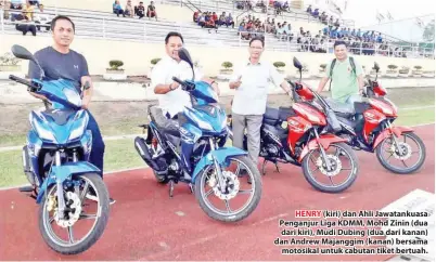  ??  ?? HENRY (kiri) dan Ahli Jawatankua­sa Penganjur Liga KDMM, Mohd Zinin (dua dari kiri), Mudi Dubing (dua dari kanan) dan Andrew Majanggim (kanan) bersama motosikal untuk cabutan tiket bertuah.