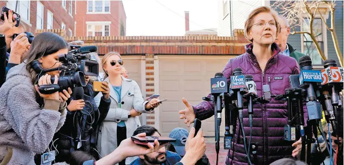  ?? REUTERS ?? La senadora por Massachuse­tts habló con la prensa afuera de su domicilio particular, en los suburbios de Boston.