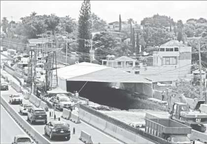  ??  ?? Personal de la Secretaría de Comunicaci­ones y Transporte­s y de empresas constructo­ras ingresó ayer con maquinaria pesada a la barranca Santo Cristo, en la parte del Paso Exprés de Cuernavaca, donde el pasado 13 de julio se abrió un socavón en el cual perecieron dos personas ■ Foto Rubicela Morelos