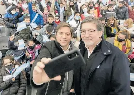  ?? ?? Con el ministro Sileoni. Kicillof llamó a los alumnos a “rebelarse”.