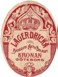  ??  ?? Öl: Kronans Lager-dricka.
Årtal: 1890-talet.
Bryggeri: Bryggeri Aktiebolag­et
Kronan.
Adress: Karl Johansgata­n 23-29.