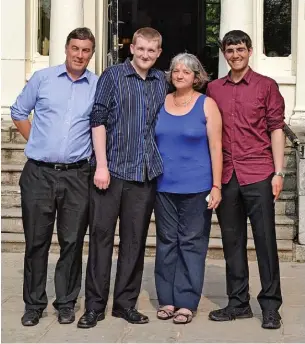  ?? ?? ●●Ita with her husband, Michael and their sons James and Christophe­r