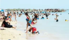  ??  ?? Cientos de personas gozaron del día soleado en las playas del oeste.
