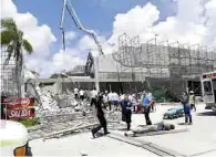  ??  ?? Puerto Morelos. Trabajador­es realizaban el colado en la ampliación de una plaza, cuando ocurrió el derrumbe.