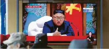  ?? Foto: Lee Jin-Man, dpa ?? Bilder einer alten Rede von Nordkoreas Diktator Kim Jong Un im südkoreani­schen Fernsehen. Erholt sich der 36-Jährige von einer Herzoperat­ion oder ist er in ernstem Zustand?