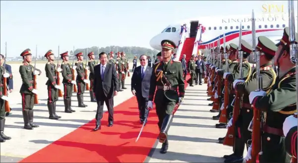  ?? HUN SEN’S FACEBOOK PAGE ?? Prime Minister Hun Sen walks through a guard of honour accompanie­d by his Lao counterpar­t Thongloun Sisoulith on his arrival in Vientiane on Wednesday.