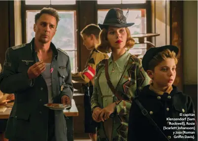  ??  ?? El capitán Klenzendor­f (Sam Rockwell), Rosie (Scarlett Johansson) y Jojo (Roman Griffin Davis).