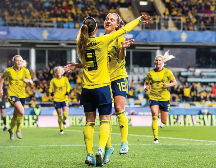  ?? Bild: Daniel Stiller ?? kosovare asllani och Julia Zigiotti olme firar asllanis 1–0 mål under tisdagens eM-kvalmatch mellan sverige och slovakien.