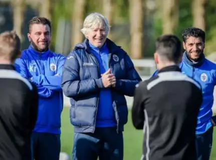  ?? FOTO TOM GOYVAERTS ?? Een lachende Marc Brys eerder deze week op training. “Pas als we de kampioenen­viering mogen inzetten, kunnen we spreken van een supergesla­agd seizoen”, zegt de coach van Beerschot Wilrijk.