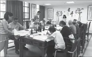  ?? PROVIDED TO CHINA DAILY ?? Three young residents help seniors practice calligraph­y at the Sunshine Nursing Home in Hangzhou, Zhejiang province.