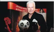  ??  ?? „Nur sechseinha­lb Heimspiele“: Legende Toni Polster, Trainer der Wiener Viktoria