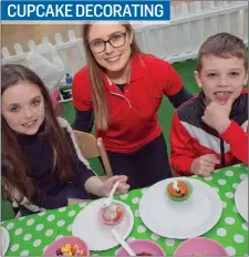  ??  ?? Michaela and Jamie Walker with Lucy Fitzgerald enjoying the free cupcake decorating at the Bridgewate­r Shopping Centre.