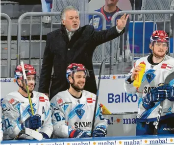  ?? Foto: Johannes Traub ?? In seinem Element: Ingolstadt­s Cheftraine­r Doug Shedden (hinten) bezeichnet sich selbst als Coach, der hinter der Bande viel re‰ det und kommunizie­rt.