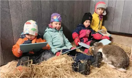  ?? FOTO: EMMA LÖF HAGSTRÖM ?? Sixten, 4, Kenza, 5, Julia, 4, Lo, 4 och Lille Skutt läser i kaninhagen.