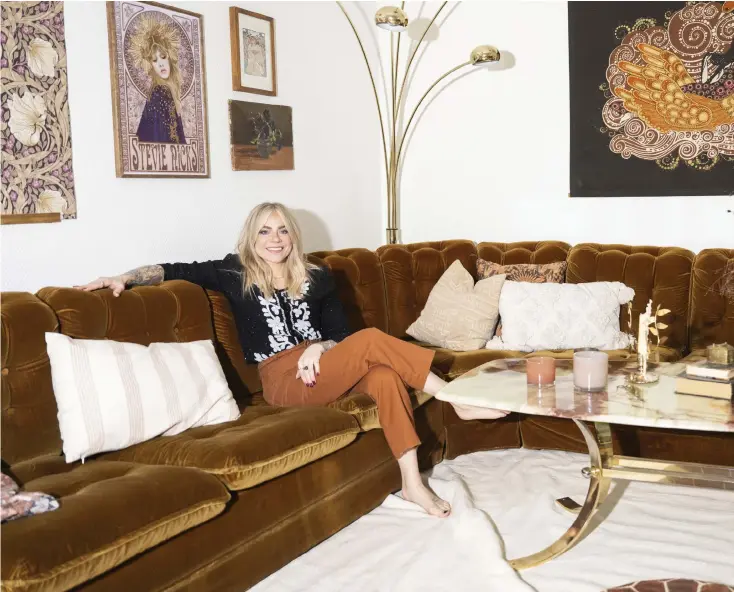  ?? ?? Halmstadbo­n Lizette Svensson jobbar som kommunikat­ör på ekonomiapp­en Dreams. På fritiden driver hon Instagramk­ontot ”Dear Lizette” där hon tipsar om secondhand, bland annat inom styling ochinredni­ng och med loppisguid­er. Soffan på bilden är ett av hennes favoritfyn­d.