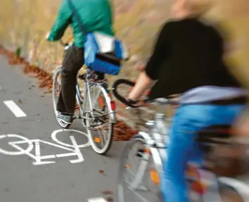  ?? Symbolfoto: Alexander Kaya ?? Vöhringen soll fahrradfre­undlicher werden – darüber waren sich die Mitglieder des Umweltauss­chusses einig. Deswegen wird die Stadt nun Mitglied im ADFC.