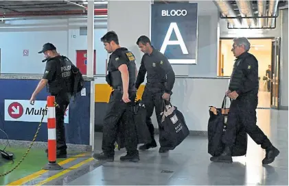  ?? EFE ?? Allanamien­to. Miembros de la policía ingresan al edificio del Partido Liberal del ex presidente Bolsonaro.