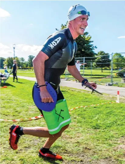  ?? Bild: CHRISTIAN FLODIN ?? MOT SILVERPLAT­SEN. Johan Skårbratt sprang i mål som näst bäste man i premiären av Vänersborg Swimrun.