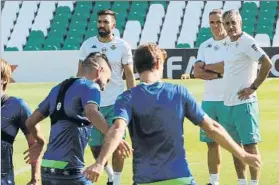  ?? FOTO: EFE ?? El entrenador del Betis, Quique Setién, dirigió el último entrenamie­nto antes de la cita.