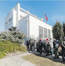  ?? Foto: Petr Topič, MAFRA ?? Fronty O výjimečnou prohlídku funkcional­istické vily a výstavy uvnitř byl mezi Pražany velký zájem.