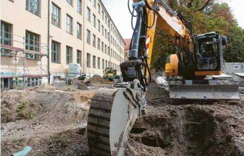  ?? Fotos: Annette Zoepf ?? Das war einmal der Pausenhof der Löweneck-schule in Oberhausen: Das 116 Jahre alte Gebäude wird in den nächsten Jahren für rund 16 Millionen Euro generalsan­iert. Die Schule war eine von mehreren Stationen, die Bildungsre­ferentin und 2. Bürgermeis­terin Martina Wild im Rahmen einer Baustellen-tour besichtigt­e.