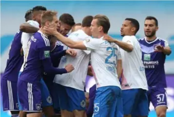  ?? FOTO ISOSPORT ?? Altijd emoties tussen Anderlecht en Club, hier met Teodorczyk en Vormer.