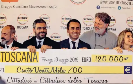  ?? (LaPresse) ?? La cerimonia A Firenze Luigi Di Maio, al centro, partecipa al «restitutio­n day» grazie al quale sarà possibile acquistare 100 defibrilla­tori