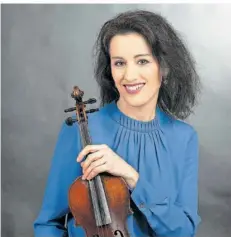  ?? FOTO: BECKERBRED­EL/BREITE 63 ?? Christina Tsiakiris hat sich als Violinisti­n weithin Anerkennun­g verschafft. Am 19. März kommt sie mit zwei Kollegen nach Malstatt.