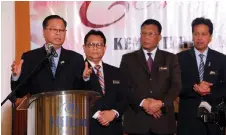  ??  ?? Dato’ Sri Ismail Sabri Yaakob menyampaik­an amanat pada Majlis Perkhidmat­an Cemerlang KKLW 2017 di Kuching.