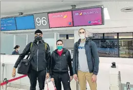  ?? FOTO: @SEBASSAIZ ?? Saiz, Calero y Aguilar, ya en el aeropuerto.
Los españoles iniciaron el regreso