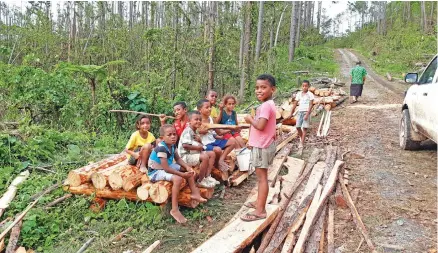  ??  ?? Children of Nasegai, Ravitaki, Kadavu present at the operating site.