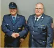  ?? ?? Für 25-jährigen aktiven Dienst wurde bei der Feuerwehr in St. Georgen Udo Schlüter (links) von Kreisbrand­meister Josef Ender geehrt.