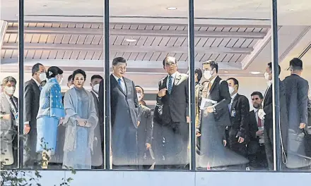  ?? AFP ?? China’s President Xi Jinping and Thailand’s Prime Minister Prayut Chan-o-cha look out of a window as they attend a gala dinner with other leaders during the Apec Summit in Bangkok.