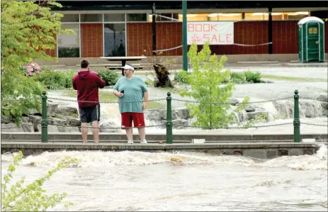  ?? Michael Burchfiel/Herald-Leader ?? Siloam Springs experience­d record flooding over the weekend, making some roads in the city impassable.