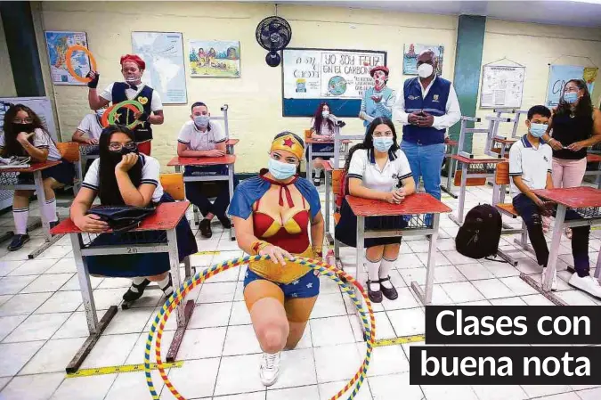  ?? JUAN PABLO RUEDA ?? José María Carbonell le pusieron ambiente y distanciam­iento al retorno. También volvieron así en otras 91 institucio­nes educativas.