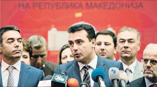  ?? ROBERT ATANASOVSK­I / AFP ?? El primer ministre macedoni, Zoran Zaev, parla davant la premsa divendres a la nit després d’aconseguir el suport dels dos terços del Parlament