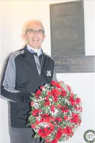 ??  ?? Leading by example Club captain Brian Jamieson laid a wreath under the commemorat­ive plaque