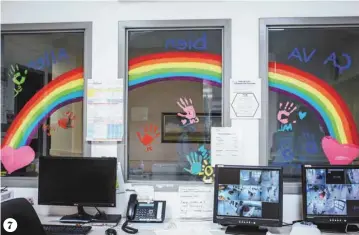  ??  ?? 7 À l’entrée de la zone rouge se trouve le QG des employés. Un grand arc-en-ciel a été peint sur les immenses fenêtres du local.