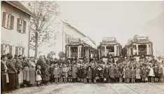  ??  ?? Erste Fahrt nach Augsburg – so steht es auf der Rückseite dieses Bilds von 1928. Hel  ga Stumbers Mutter war als Schulkind dabei (die Achte von rechts vorne).