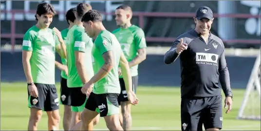  ?? ?? Jorge Almirón, sonriente, durante un entrenamie­nto con el Elche celebrado esta semana.