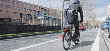  ?? FOTO: DPA ?? Ein Radfahrer in der Karlsruher Innenstadt: Mit dem Jobrad-Modell beteiligt sich der Staat an der Finanzieru­ng eines neuen Fahrrads.